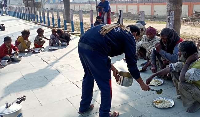 प्रेरणादायी सेवा कार्य : शहर के युवा भर रहे भूखों का पेट, सहरसा के गायत्री शक्तिपीठ की अनूठी पहल