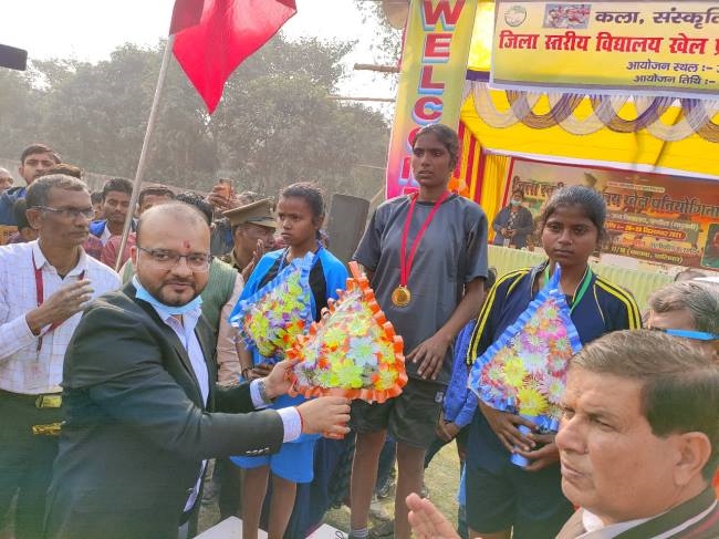 हमें हमारे परिवेश से जोड़ता खेल, देता संतुलन व समायोजन की सीख : डीएम