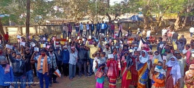 राशन नहीं मिलने पर ग्रामीणों ने प्रखंड कार्यालय का किया घेराव