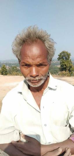 राशन के खातिर पहाड़ पर नेटवर्क की तलाश