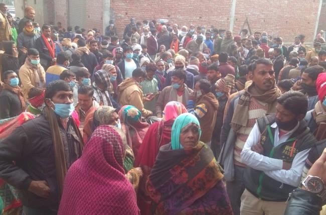 दिवंगत विधायक की पत्नी को टिकिट देने की मांग को लेकर दिया धरना