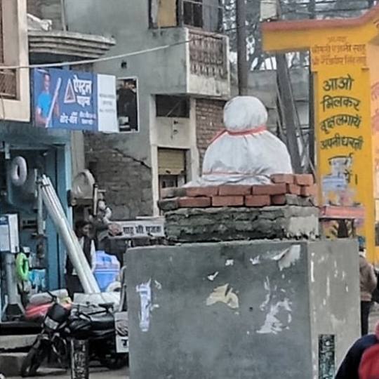चंदन की प्रतिमा को अनावरण का इंतजार