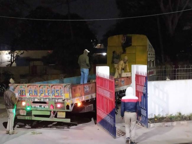 सीतामढ़ी में ट्रक के तहखाने से 864 लीटर विदेशी शराब बरामद