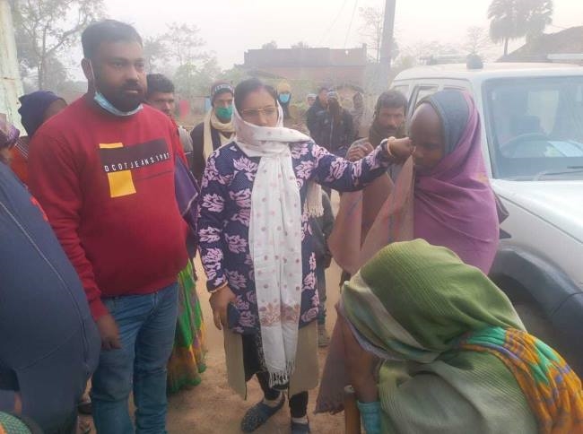 जरूरतमंदों को प्रशासन की ओर से उपलब्ध कराया गया कंबल