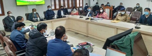 अलीगढ़ में डीएम-एसएसपी ने प्रेक्षकों से साझा की चुनाव की तैयारियां