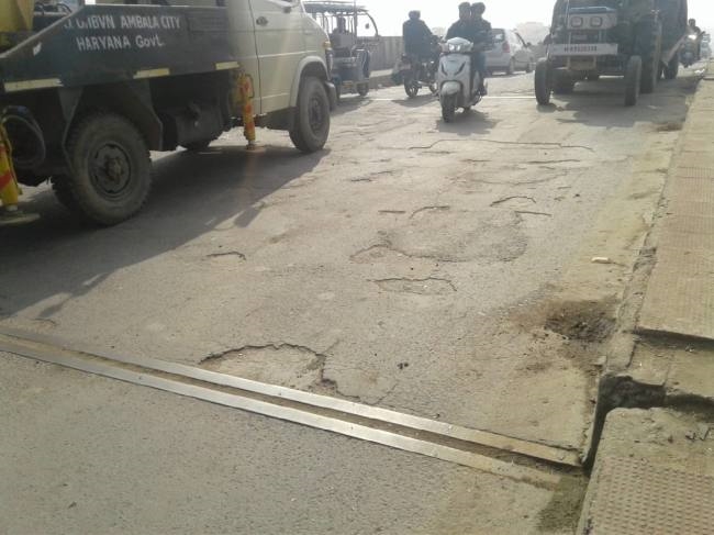 अग्रसेन चौक से मानव चौक की ओर जाने वाले फ्लाईओवर की सड़क क्षतिग्रस्त, लग रहा जाम
