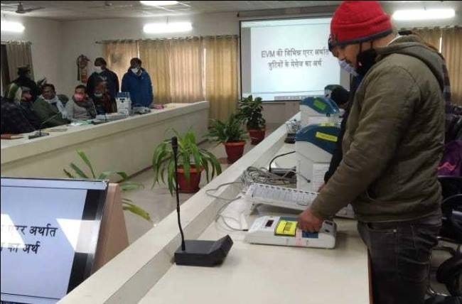 ईवीएम की खराबी दूर करने में दक्ष हुए मास्टर ट्रेनर
