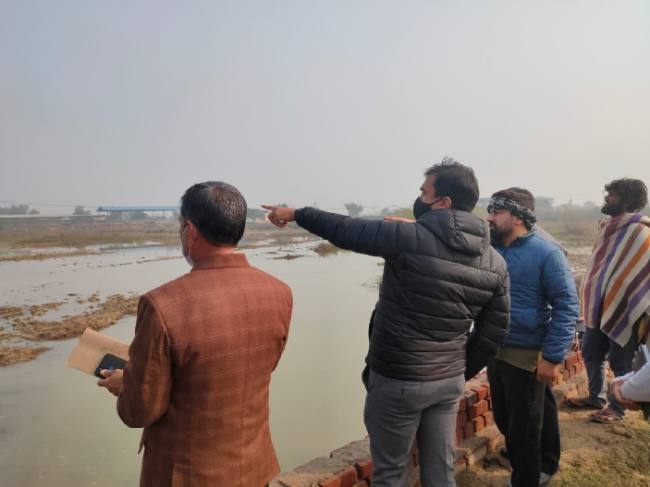 मेहंदीपुर से मांडौठी तक पैदल चले डीसी, खेतों में जलभराव व अन्य समस्याओं का लिया जायजा