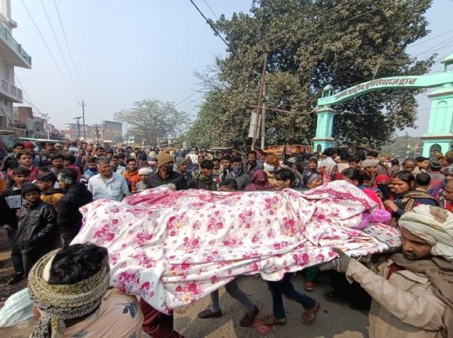 सड़क पर शव रखकर चक्काजाम, आटो चालक की हत्या का आरोप