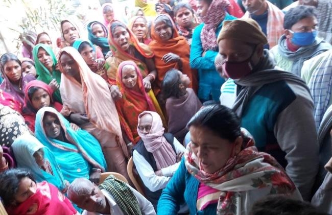 आवास योजना के लाभुकों का नाम हटाने से आक्रोशित ग्रामीणों ने बीडीओ को बनाया बंधक