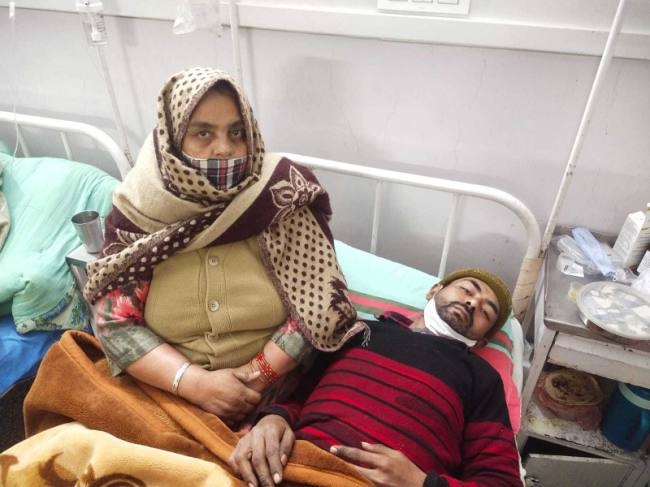 बुजुर्ग महिला को थप्पड़ मारने के बाद बेटे को भी थाने ले जाकर पीटा