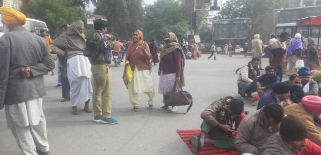 बसों के टाइम टेबल को लेकर चार घंटे लगाया जाम
