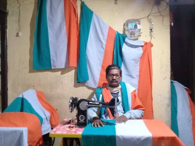 गणतंत्र दिवस पर यूपी तक शान से लहराएगा शमीम के आंगन में बना तिरंगा