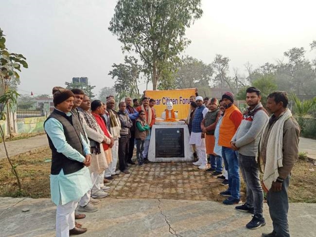 पुण्यतिथि पर आचार्य शिवपूजन सहाय की प्रतिमा पर चढ़ाए गए श्रद्धा के फूल