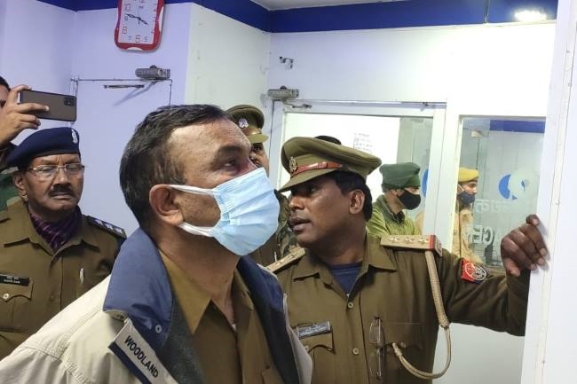 बैंक में गल्ला व्यापारी के दो लाख रुपये किए पार