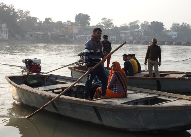 गंगा, रामगंगा व काली नदी में चल रहीं 100 से अधिक जुगाड़ू मोटर वोट