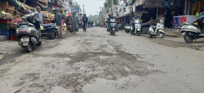 50 दिन में टूट गई ढाई लाख रुपये से बनी सड़क