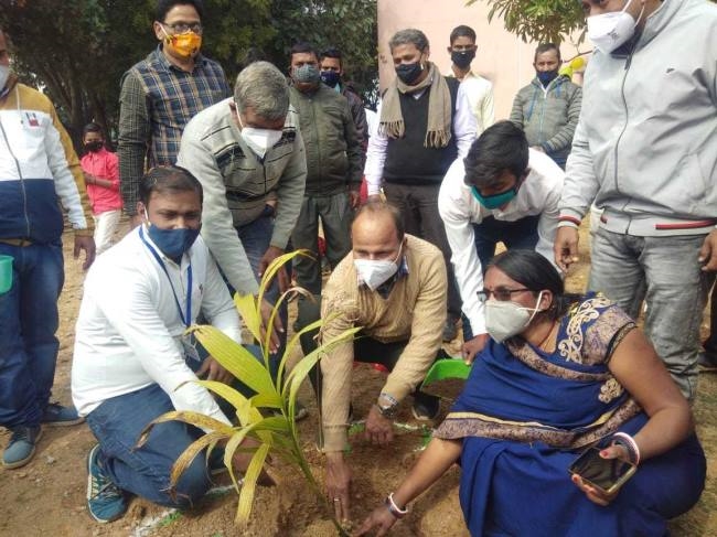 पौधा लगाकर बागवानी कार्यक्रम का किया उद्घाटन