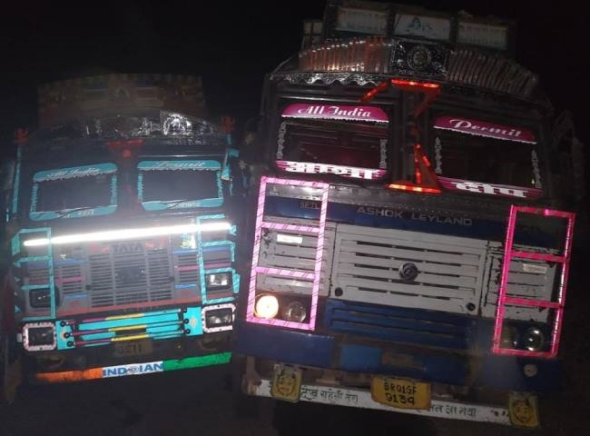 ट्रक की चपेट में आने से महिला की मौत, सड़क जाम