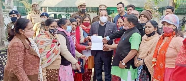 आंगनबाड़ी कार्यकर्ताओं ने विधायक
आवास घेरा, पार्षद को दिया ज्ञापन