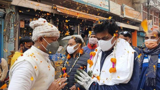 निगमकर्मियों पर शहर के लोगों ने बरसाए फूल