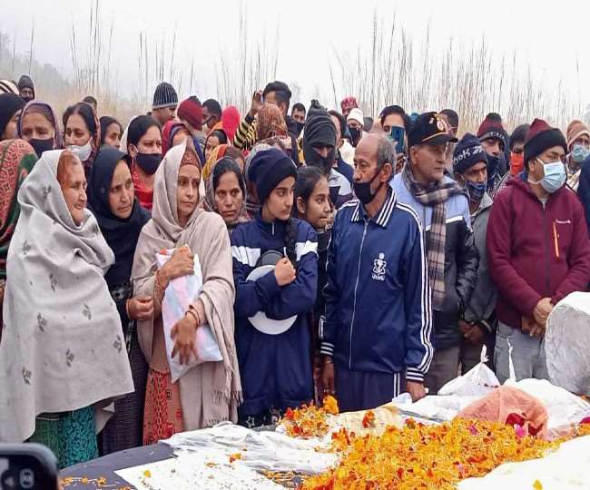 शहीद सुरेंद्र ढटवालिया की अंत्येष्टि; बेटियों ने दी मुखाग्नि, भारत माता की जय से गूंजा गांव