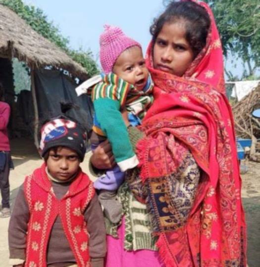 गांव में पत्नी और लखनऊ में पति ने फांसी लगाकर दी जान