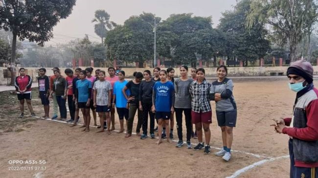 दहलीज से निकलकर सपनों को उड़ान देने में जुटीं हैं बेटियां