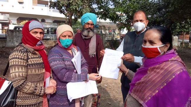 आंगनबाड़ी वर्करों ने बर्खास्तगी के दिए नोटिस का दिया जवाब