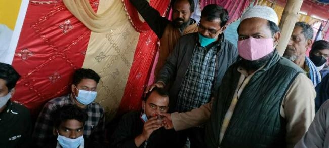 विधयाक और स्वास्थ्य विभाग के अधिकारियों ने युवाओं का अनशन तोड़वाया