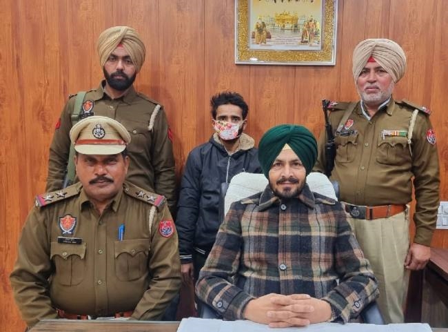 1100 ग्राम हेरोइन व ड्रग मनी के साथ एक काबू