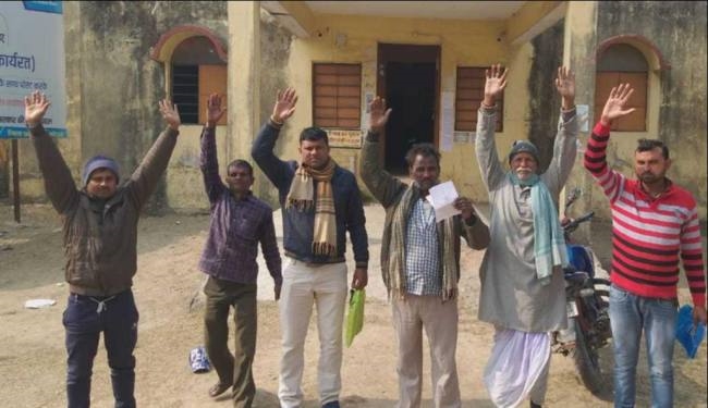 फसल क्षति आवेदन अस्वीकृत होने पर किसानों ने किया प्रदर्शन