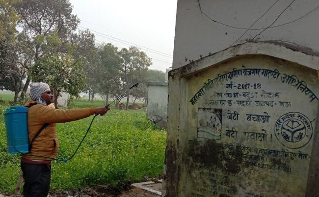संक्रमण से बचाव, आधा दर्जन गांवों में युद्ध्स्तर पर छिड़काव