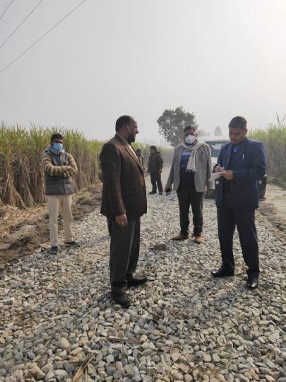 जिला गन्ना अधिकारी ने खाद गोदाम व सड़क निर्माण परखा