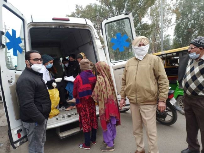 बिना मास्क बाहर निकलने वालों के लिए जा रहे सैंपल