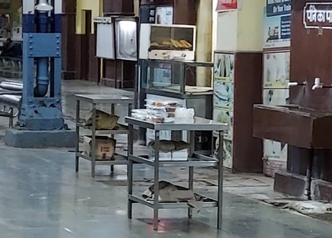 रेलवे प्लेटफार्म पर अतिक्रमण, आवागमन में परेशानी