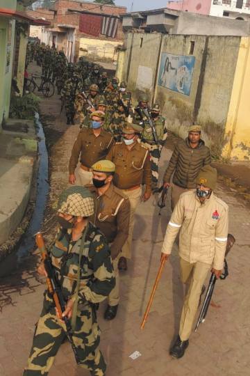 क्षेत्र में बीएसएफ ने पुलिस के साथ किया फ्लैग मार्च