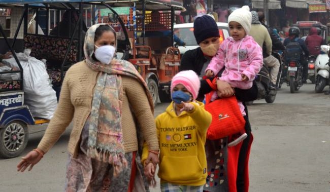 घने कोहरे में मंद पड़ी वाहनों की रफ्तार