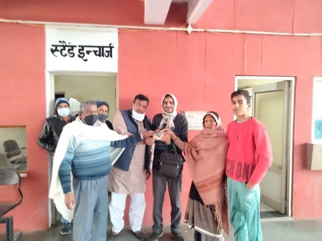 परिचालक ने महिला का पर्स लौटकार दिया इमानदारी का परिचय