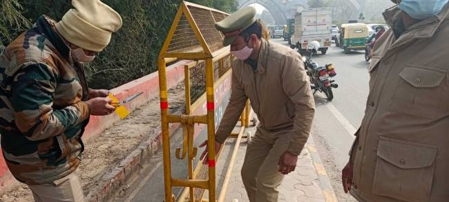 सड़क हादसे रोकने को वाहनों, बैरिकेड में लग रहे रिफ्लेक्टिव टेप