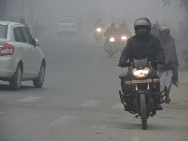 कोहरे की धुंध ने रोकी रफ्तार, बढ़ी गलन