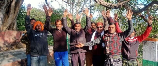 सीधी बस सेवा न होने के चलते लोगों ने सरकार व प्रशासन के खिलाफ जताया रोष
