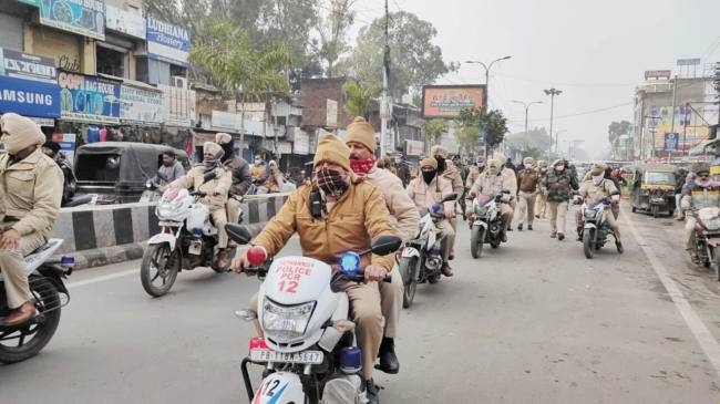 पुलिस व अर्धसैनिक बलों ने फ्लैग मार्च निकाल असमाजिक तत्वों को चेताया