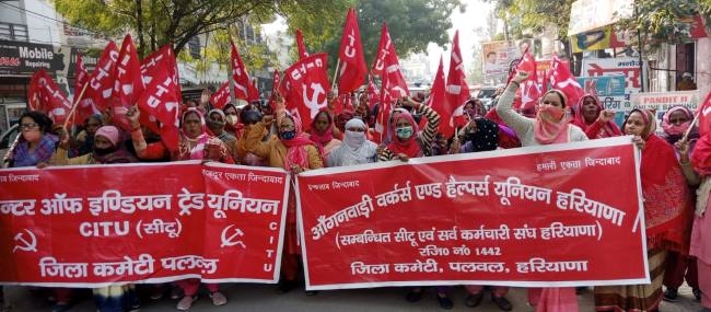 आंगनबाड़ी कार्यकर्ताओं ने अपनी मांगों को लेकर किया प्रदर्शन, सौंपा ज्ञापन