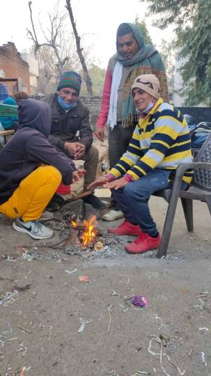 दिनभर शीतलहर के चलते अलाव बना बचाव का सहारा