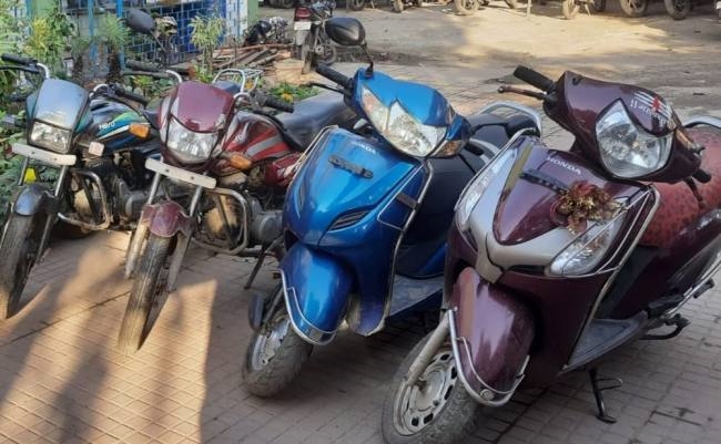 चोरी की स्कूटी व बाइक के साथ आरोपित गिरफ्तार