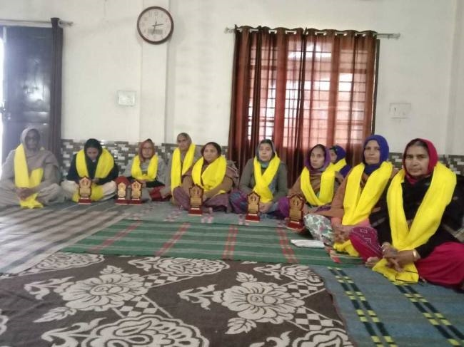 परीक्षा में अव्वल रही छात्राओं को किया सम्मानित