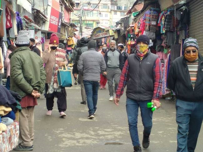 कोरोना मामले बढ़ रहे, फिर भी कम नहीं हो रही भीड़
