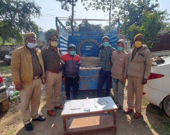 पुलिस ने पकड़े बिजली के सामान के साथ तीन चोर