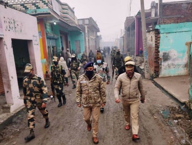 बीएसएफ ने ग्रामीण क्षेत्र में निकाला फ्लैग मार्च